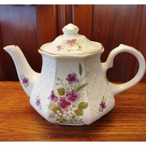 VTG SADLER TEAPOT in Basket Weave Lattice Pattern Purple Floral Vine Design EC - Picture 1 of 6
